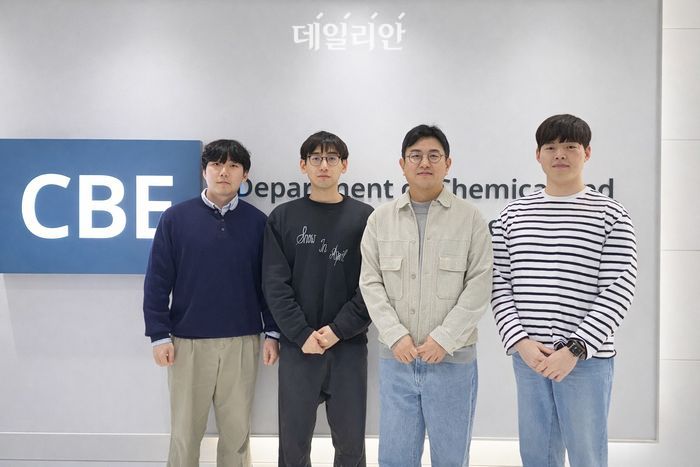 (왼쪽부터) 조한빈 박사과정, 웬슈안 주 박사후 연구원, 서준기 교수, 김창환 석박사통합과정.ⓒKAIST