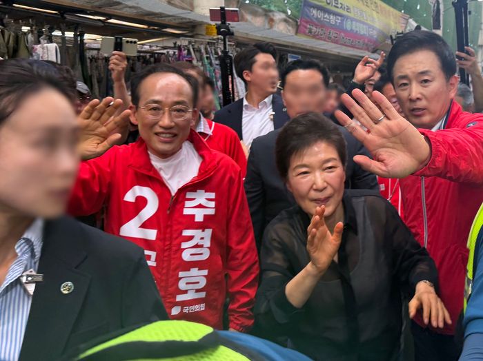 박근혜 전 대통경과 추경호 국민의힘 대구시장 후보가 31일 대구 중구 서문시장에서 시민들과 인사를 나누고 있다. ⓒ데일리안 김수현 기자