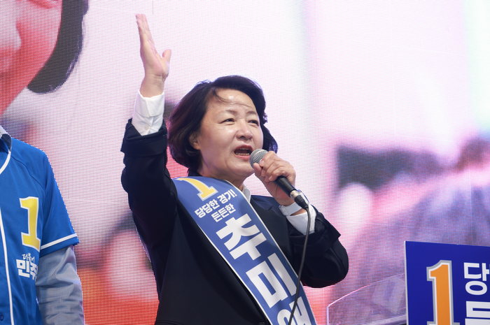 추미애 더불어민주당 경기도지사 후보가 21일 경기도 남양주시 평내호평역 광장에서 유세차량에 올라 지지를 호소하고 있다. ⓒ데일리안 방규현 기자