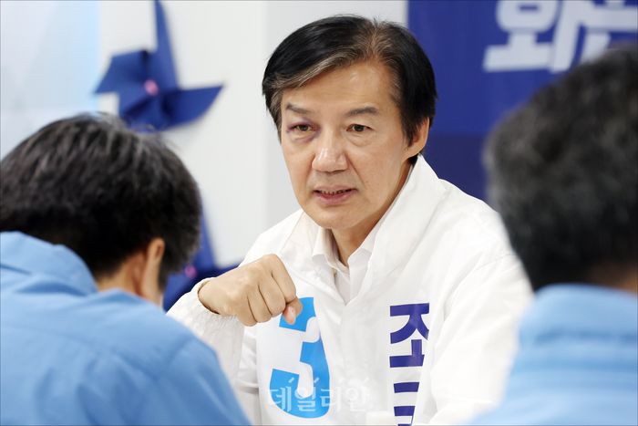조국 조국혁신당 경기 평택을 국회의원 후보가 15일 오전 경기도 평택 안중읍 선거사무소에서 안중발전협의회 간담회를 열고 있다. ⓒ데일리안 홍금표 기자