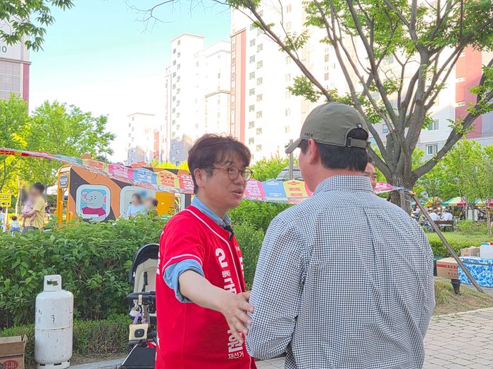 유의동 국민의힘 후보가 30일 유세 도중 지인을 만나 이야기를 나누고 있다.ⓒ데일리안 허찬영 기자