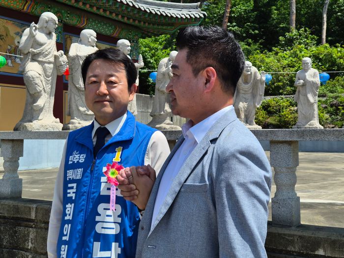 24일 경기 평택시 정토사를 찾은 최혁진 무소속 의원이 김용남 더불어민주당 후보와 손을 잡고 발언하고 있다.ⓒ데일리안 허찬영 기자