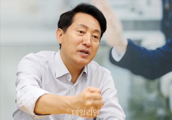 오세훈 국민의힘 서울시장 후보가 13일 오후 서울 종로구 선거캠프 사무실에서 데일리안과 인터뷰를 하고 있다. ⓒ데일리안 홍금표 기자