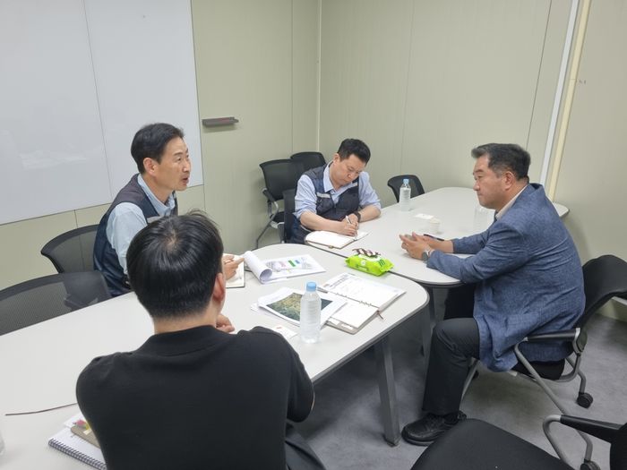 지난 19일 서영석 용인특례시 상수도사업소장(오른쪽)이 SK하이닉스 공사 관계자를 만나 공사용수 사용 자제를 요청하고 있다. ⓒ용인시 제공