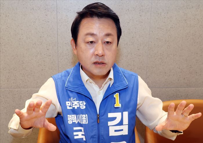 김용남 더불어민주당 경기 평택을 국회의원 후보가 19일 오전 경기도 평택 고덕동의 한 카페에서 데일리안과 인터뷰를 하고 있다. ⓒ데일리안 홍금표 기자