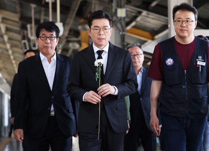 정원오 더불어민주당 서울시장 후보가 22일 서울 광진구 구의역에서 열린 구의역 산재사망 참사 10주기를 맞아 당시 사고현장인 스크린도어 앞에서 헌화하고 있다. ⓒ뉴시스
