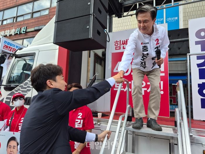 김태흠 국민의힘 충남도지사 후보가 22일 서산에서 합동 유세 도중, 이준석 개혁신당 대표와 조우 중이다. ⓒ데일리안 김주혜 기자