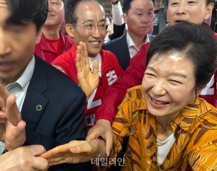 박근혜 전 대통령이 23일 오후 대구 북구 칠성시장에서 추경호 국민의힘 대구시장 후보 등과 함께 상인들을 만나고 있다. ⓒ데일리안 김수현 기자