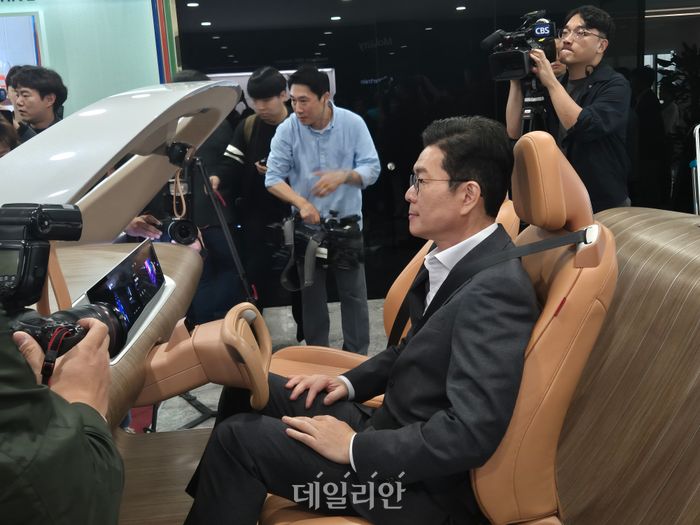 정원오 더불어민주당 서울시장 후보가 11일 서울 강서구 마곡동 LG사이언스파크를 방문해 AI 기반 차량 기술을 체험하고 있다. ⓒ데일리안 김주훈 기자