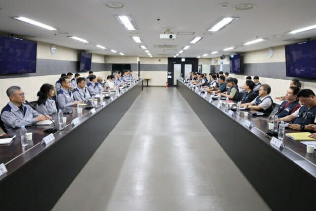 한국지엠(GM) 노사가 27일 2026년 임금 및 단체협상안 교섭을 위한 첫 상견례를 진행했다.ⓒ전국금속노동조합 한국지엠지부
