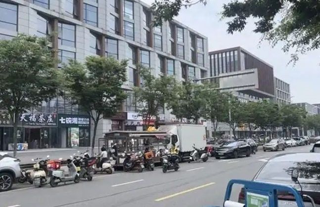 중국 안후이성 허페이 창신메모리 공장 주변 도로에 전동 승용차와 오토바이가 발디딜 틈 없이 주차돼 있다. ⓒ 중국 제일재경 홈페이지 캡처