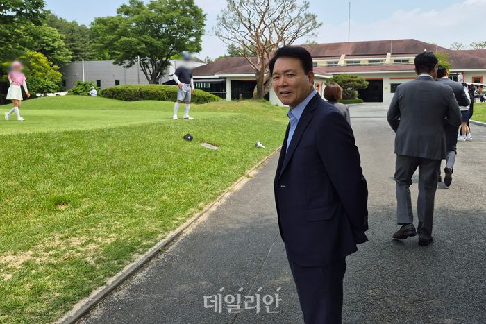 성일종 김태흠 국민의힘 충남도지사 후보 캠프 총괄선거대책위원장이 29일 백혈병 소아암 어린이 돕기 사랑나눔 골프대회에 참여해 시타를 관람 중이다. ⓒ데일리안 김주혜 기자