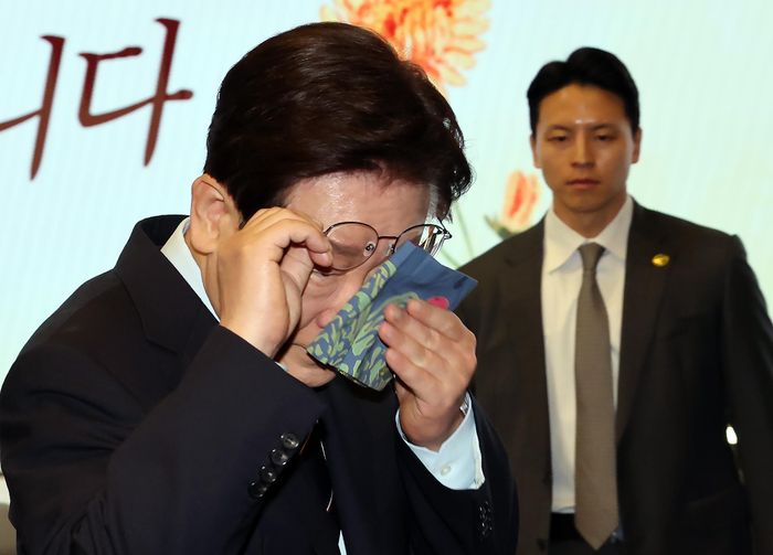 이재명 대통령이 8일 서울 중구 대한상공회의소에서 열린 제54회 어버이날 기념식에서 눈물을 닦고 있다. ⓒ뉴시스