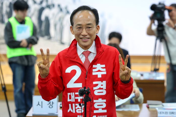 추경호 국민의힘 대구시장 예비후보가 14일 오전 대구 서구 대구시선거관리위원회에서 6·3 지방선거 대구시장 후보자 등록을 마친 뒤 기념촬영을 하고 있다. ⓒ 뉴시스