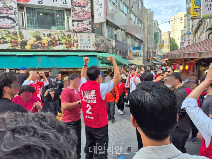 오세훈 국민의힘 서울시장 후보가 25일 강남구 개포동시장에서 주민들의 응원에 두 주먹을 들며 화답하고 있다. ⓒ데일리안 김주훈 기자