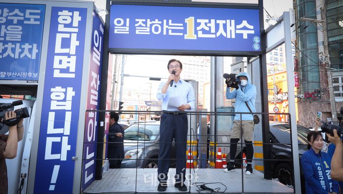 전재수 더불어민주당 부산시장 후보가 31일 오후 부산 광안리에서 유세 차량에 올라 지지를 호소하고 있다.ⓒ데일리안 방규현 기자