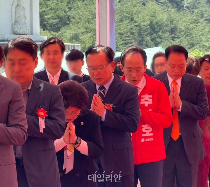 추경호 국민의힘 대구시장 후보와 김부겸 더불어민주당 대구시장 후보 및 정치권 관계자들이 24일 오전 대구 동구 팔공산 동화사에서 열린 봉축 행사에서 합장을 하고 있다. ⓒ 데일리안 김수현 기자