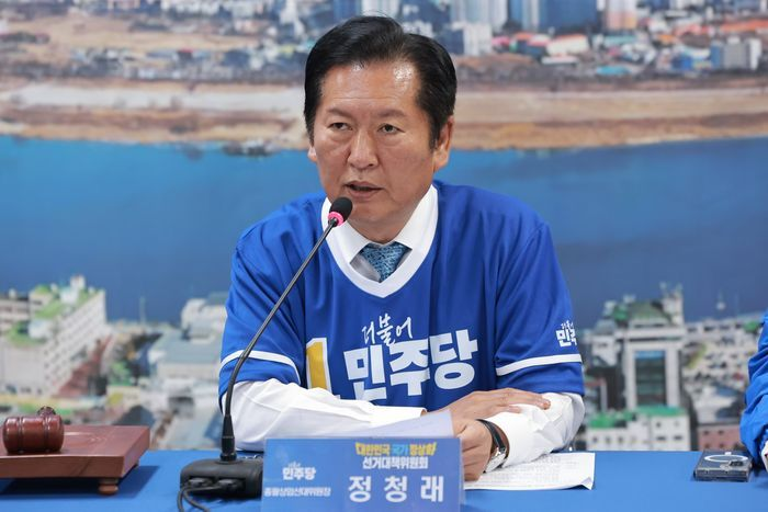 더불어민주당 총괄상임선거대책위원장인 정청래 대표가 지난 20일 경기 여주시 민주당 박시선 여주시장 후보 선거사무소에서 열린 현장 선거대책위원회의에서 발언하고 있다. ⓒ연합뉴스