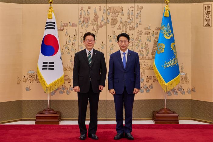 이재명 대통령이 지난 3월 27일 청와대 본관 접견실에서 열린 임명장 및 위촉장 수여식에서 조정식 대통령 정무특별보좌관에게 위촉장을 수여한 뒤 기념촬영을 하고 있다. ⓒ청와대