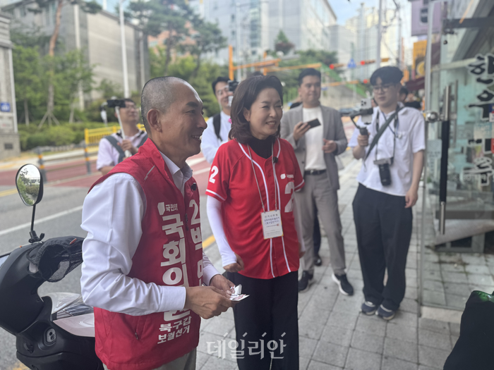 부산 북구갑 국회의원 보궐선거에 출마한 박민식 국민의힘 후보가 25일 부산 북구 백양디이스트 아파트 인근에서 김민전 국민의힘 의원과 함께 주민들과 인사를 나눴다. ⓒ데일리안 오수진 기자