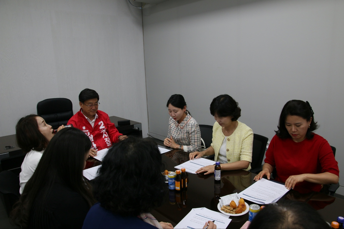 방세환 국민의힘 광주(경기)시장 후보가  2일 선거사무소에서 광주시 어린이집연합회와 정책간담회를 개최했다. ⓒ방세환 국민의힘 광주(경기)시장 후보 캠프