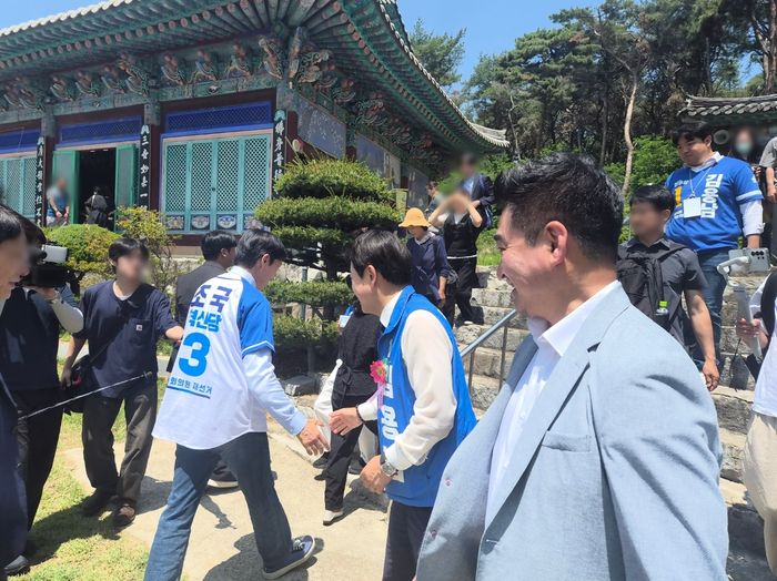 24일 오전 경기 평택시 정토사를 찾은 김용남 더불어민주당 후보와 조국 조국혁신당 후보가 짧게 악수를 나누고 있다.ⓒ데일리안 허찬영 기자
