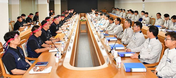 현대자동차 노사가 울산공장에서 상견례를 하고 있다.ⓒ연합뉴스