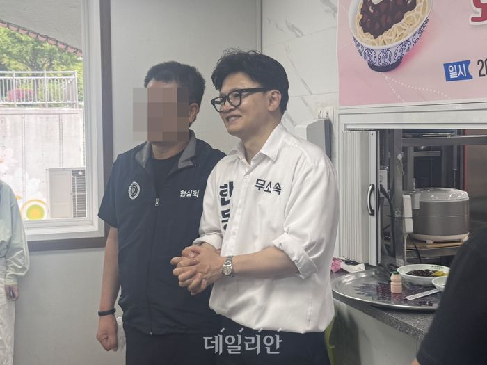 부산 북갑 국회의원 보궐선거에 출마한 한동훈 무소속 예비후보가 12일 부산 북구 덕천종합사회복지관에서 한 시민과 사진 촬영을 하고 있다. ⓒ데일리안 오수진 기자