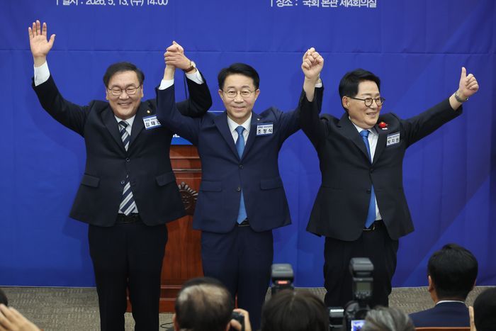 김태년(왼쪽부터), 조정식, 박지원 더불어민주당 국회의장 후보가 13일 서울 여의도 국회에서 열린 제22대 국회 더불어민주당 후반기 국회의장단 후보자 선출 의원총회에서 포즈를 취하고 있다. ⓒ 뉴시스