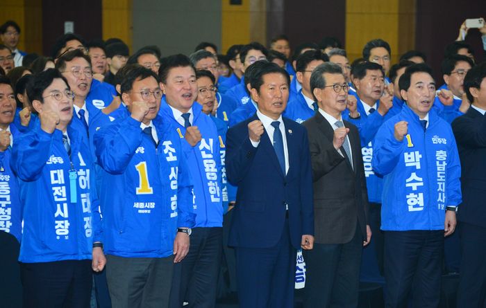 12일 충북 청주시 엔포드호텔에서 열린 6·3지방선거 더불어민주당 대전·세종·충북·충남 공천자대회에서 정청래 대표와 충청권 광역단체장 예비후보들이 선거 승리를 위한 구호를 외치고 있다. ⓒ뉴시스
