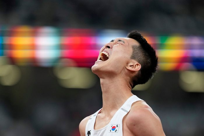 부상으로 세이코 골든 그랑프리 대회를 마감한 우상혁. ⓒ AP=뉴시스