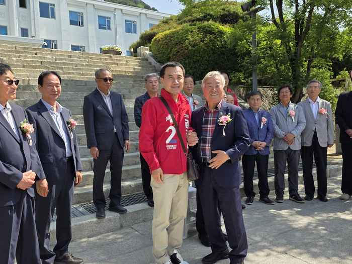 김진태 국민의힘 강원특별자치도지사 후보가 15일 스승의날을 맞아 자신을 직접 가르쳤던 초·중·고 은사들과 강원도청에서 뜻깊은 만남의 시간을 가졌다.ⓒ김진태 후보