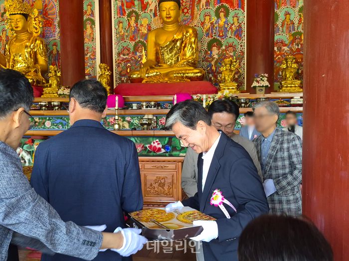 김태흠 국민의힘 충남도지사 후보가 24일 천안 각원사 봉축법요식에서 피자 공양을 올리고 있다. ⓒ데일리안 김주혜 기자