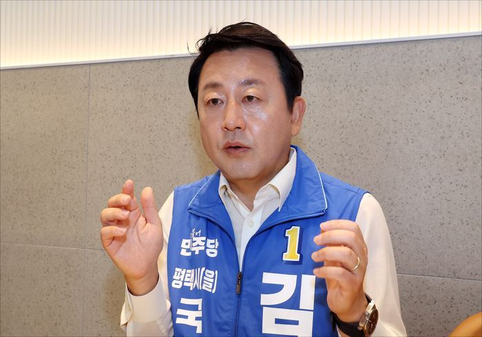 김용남 더불어민주당 경기 평택을 국회의원 후보가 19일 오전 경기도 평택 고덕동의 한 카페에서 데일리안과 인터뷰를 하고 있다. ⓒ데일리안 홍금표 기자