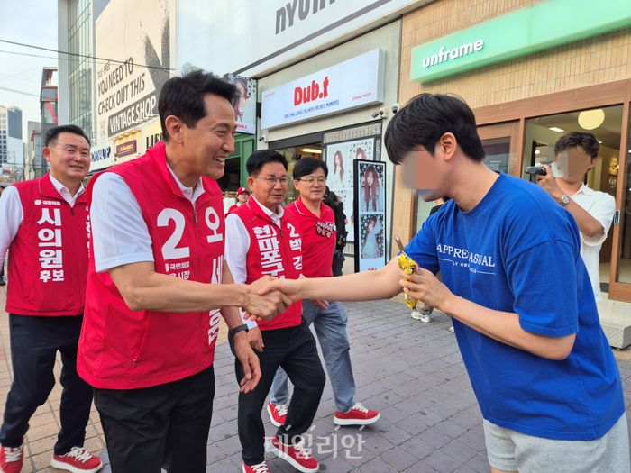 오세훈 국민의힘 서울시장 후보가 22일 서울 마포구 홍대거리에서 시민들과 만나고 있다. ⓒ데일리안 김주훈 기자