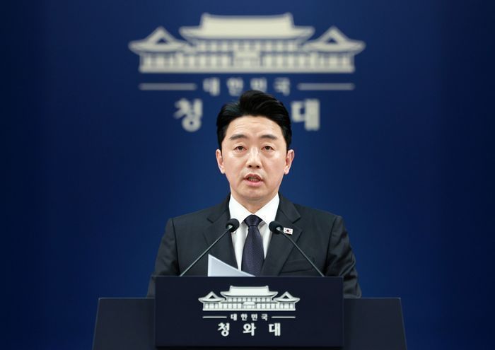 강훈식 비서실장이 4월 15일 청와대 춘추관에서 전략경제협력 대통령특사 활동 결과 관련 브리핑을 하고 있다. ⓒ뉴시스