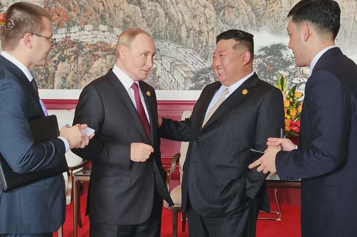 2025년 9월 3일 중국 전승절 80주년 열병식 참석차 베이징을 방문한 김정은 국무위원장이 블라디미르 푸틴 러시아 대통령과 대화하고 있다. ⓒ 조선중앙TV 화면=뉴시스