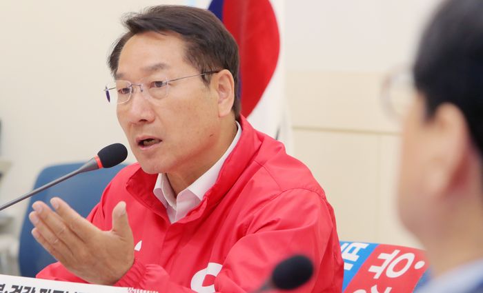 국민의 힘 유정복 인천시장 후보가 26일 인천시의사회에서 열린 간담회에서 인사말을 하고 있다.ⓒ 유정복 캠프 제공