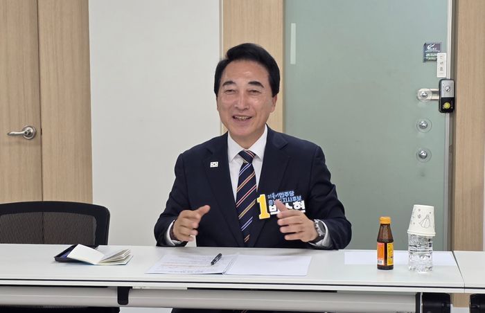 박수현 더불어민주당 충남도지사 예비후보가 11일 천안시재향군인회에서 박재운 대전·충남재향군인회장과 시·군 재향군인회장 등 10여 명이 참석한 가운데 간담회를 진행했다. ⓒ박수현 캠프
