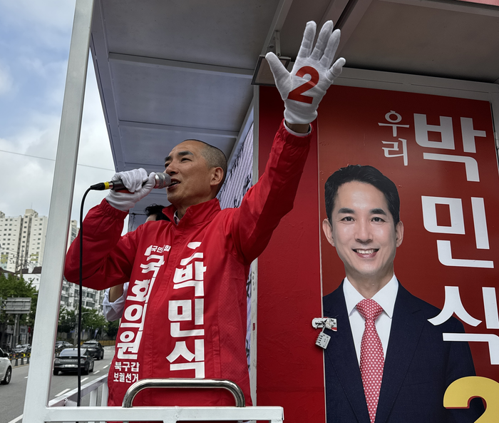 부산 북구갑 국회의원 보궐선거에 출마한 박민식 국민의힘 후보가 23일 부산 북구에서 유세차에 올라 지지를 호소하고 있다. ⓒ데일리안 오수진 기자