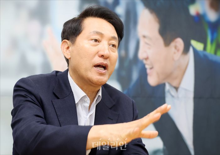 오세훈 국민의힘 서울시장 후보가 13일 오후 서울 종로구 선거캠프 사무실에서 데일리안과 인터뷰를 하고 있다. ⓒ데일리안 홍금표 기자