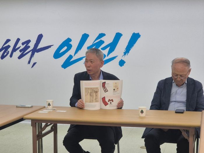 안동 임청각 종손인 이창수(왼쪽) 씨가 더불어민주당 박찬대 인천시장 후보 선거사무실에서 가자간담회를 갖고 있다. ⓒ 박찬대 캠프 제공