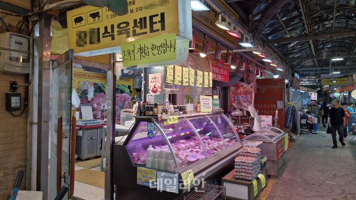 고유가 피해지원금 2차 지급이 시작된 지 열흘 째인 27일 서울시 서대문구 인왕시장 내 정육점에 
