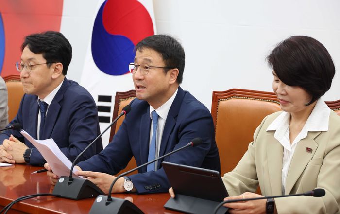 한병도 더불어민주당 원내대표가 12일 오전 서울 여의도 국회에서 열린 원내대책회의에서 발언을 하고 있다. ⓒ뉴시스