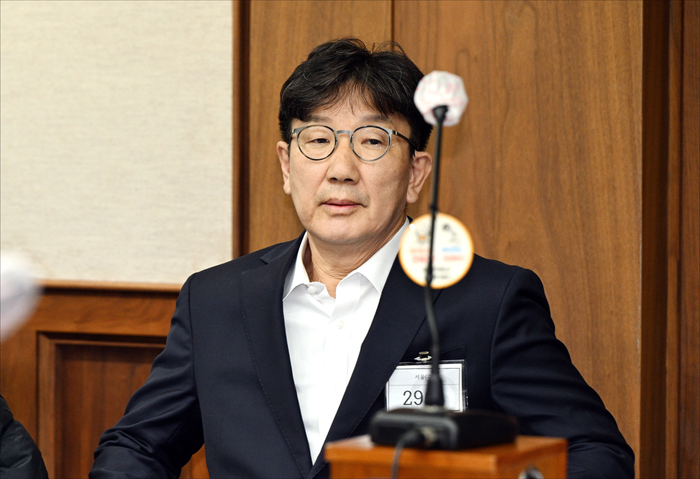 통일교로부터 불법 정치자금을 수수한 혐의로 구속 기소된 권성동 국민의힘 의원이 2025년 11월 3일 서울 서초구 서울중앙지방법원에서 열린 첫 공판에 출석하고 있다. ⓒ사진공동취재단