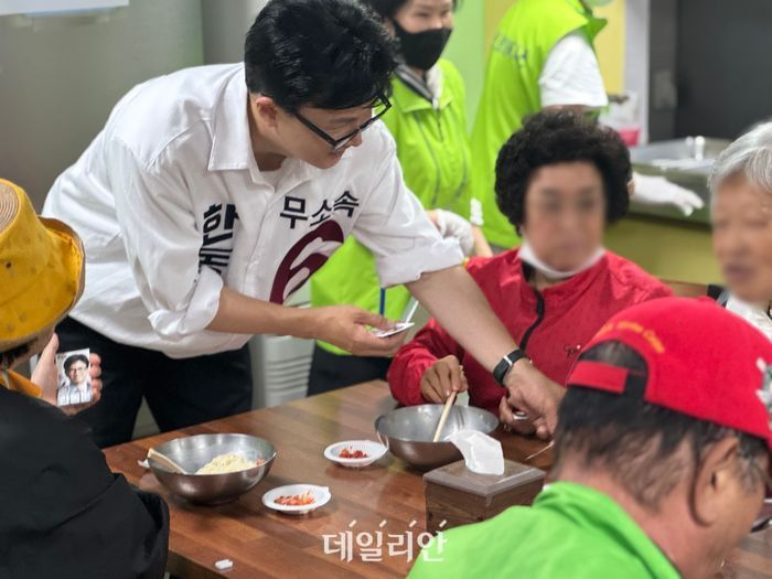 부산 북갑 국회의원 보궐선거에 출마한 한동훈 무소속 후보가 21일 부산 북구 남산정종합사회복지관에서 열린 콩국수 나눔 행사에 참석해 배식 봉사를 하고 있다. ⓒ데일리안 오수진 기자