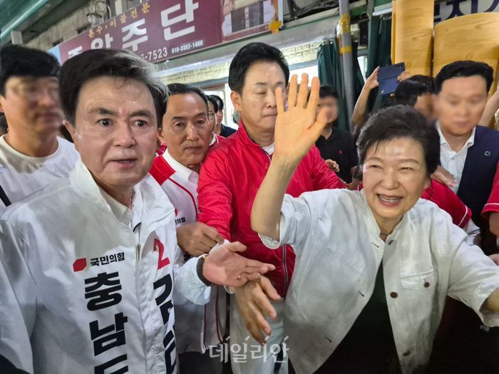 박근혜 전 대통령이 25일 충남 공주산성시장을 방문해 김태흠 국민의힘 충남도지사 후보와 함께 유세 중이다. ⓒ데일리안 김주혜 기자