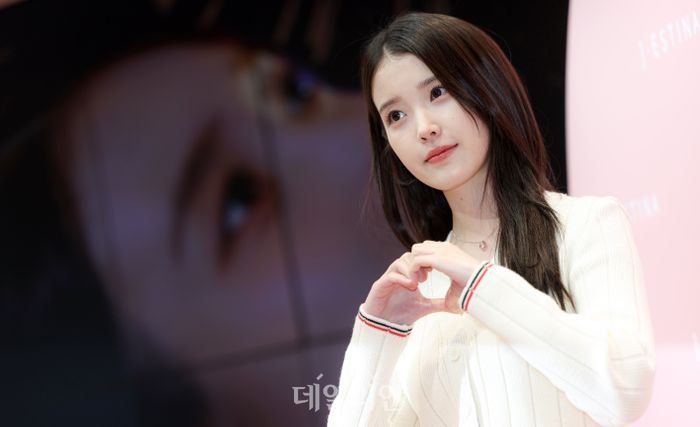 가수 아이유가 지난달 26일 오후 서울 송파구 롯데백화점 잠실점에서 열린 주얼리 브랜드 ‘제이에스티나’ ‘J&U Archive’ 팝업스토어 오픈 행사에 참석해 포즈를 취하고 있다. ⓒ데일리안 방규현 기자
