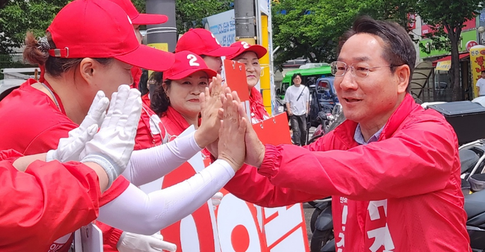 국민의 힘 유정복 인천시장 후보가 23일 인천 남동구와 동암역 유세에 앞서 운동원들과 하이파이브를 하고 있다.ⓒ 유정복 캠프 제공