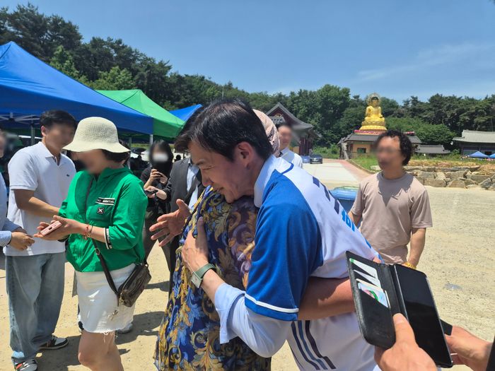 조국 조국혁신당 후보가 24일 오전 경기 평택시 정토사를 찾아 시민들과 인사를 나누고 있다.ⓒ데일리안 허찬영 기자